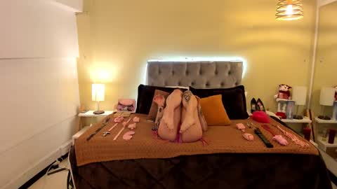 saskia_vellour online show from November 27, 9:33 pm