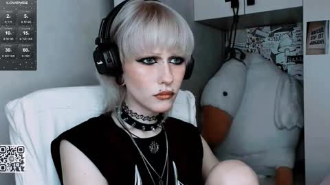 Snapshot of say_mary chatting on October 22, 10:18 am pronoun she. name Mary. age 21. online show from October 22, 10:18 am