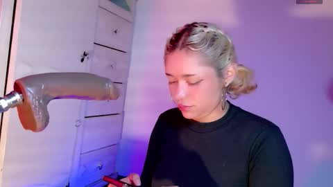 scarlet_gold online show from March 18, 3:23 am