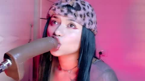 scarlet_gold online show from May 13, 2:54 am