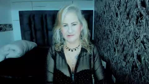 Snapshot of scarlethoot_ chatting on October 22, 11:56 am S C A R L E T online show from October 22, 11:56 am