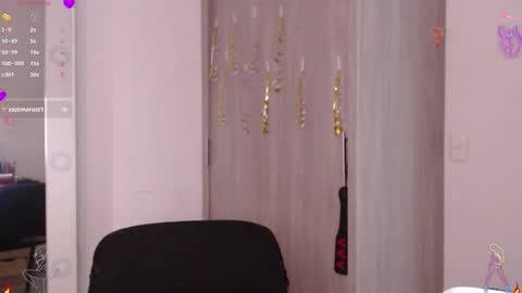 Scarlett Thumb up please help me 100 its important online show from November 28, 9:44 pm