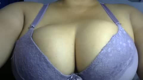 Snapshot of schoco_milf chatting on February 22, 7:47 pm mai latina online show from February 22, 7:47 pm