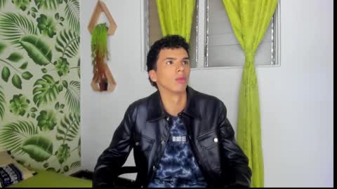 Snapshot of seantroyy chatting on February 25, 3:52 am Sean online show from February 25, 3:52 am