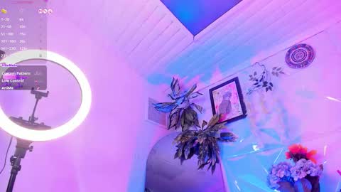     .  INDEPENDENT MODEL online show from March 7, 4:07 pm