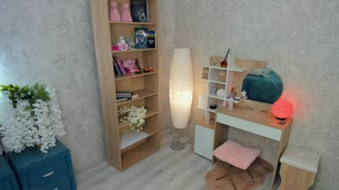 Mia online show from June 4, 5:02 am