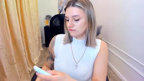 selenaemoore online show from June 16, 3:54 am