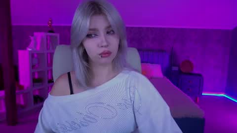 selenairis online show from June 18, 6:19 am