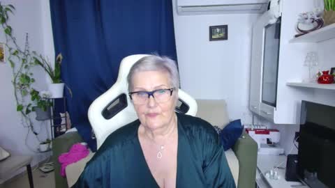 Selenna online show from April 18, 7:07 pm