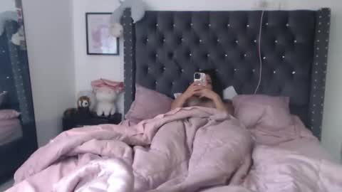 sararoussee online show from February 9, 6:58 pm