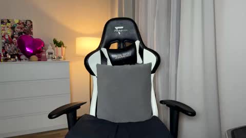 My name is Mia whats yours online show from November 23, 3:21 pm