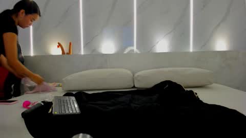 sharon fennel  online show from December 15, 12:23 pm