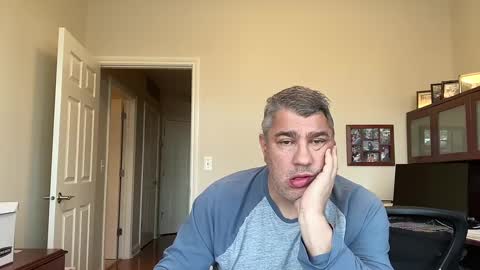 Snapshot of showmet chatting on December 2, 8:28 pm Chicago Guy online show from December 2, 8:28 pm