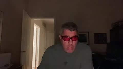 Snapshot of showmet chatting on December 14, 7:40 am Chicago Guy online show from December 14, 7:40 am