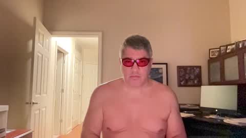 Snapshot of showmet chatting on February 8, 5:18 am Chicago Guy online show from February 8, 5:18 am