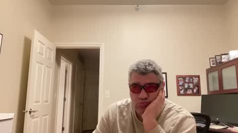 Snapshot of showmet chatting on December 6, 7:26 am Chicago Guy online show from December 6, 7:26 am