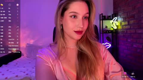 Snapshot of shy_bee chatting on October 15, 10:43 pm Alice online show from October 15, 10:43 pm