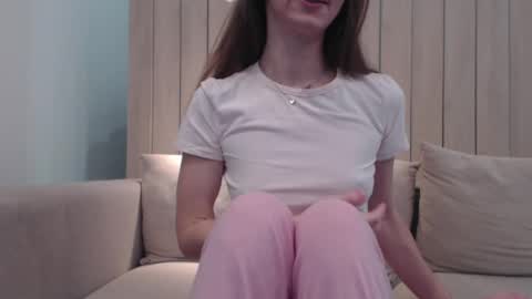 shy_schoolgirl_ online show from March 4, 1:49 pm