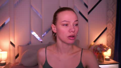 shyysiren online show from April 7, 7:10 am