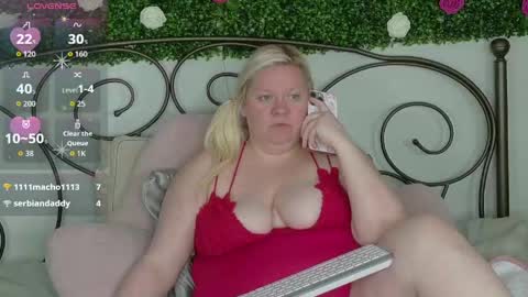 Sienna Luxx online show from April 15, 10:43 pm