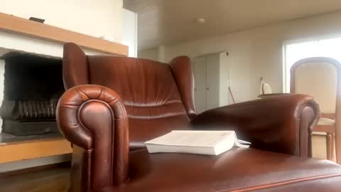 R online show from December 5, 9:11 am