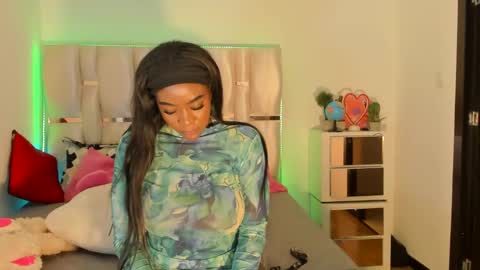 Snapshot of sierra_violet chatting on December 7, 12:07 pm sierra_violet online show from December 7, 12:07 pm