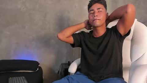 simon_pernia online show from November 28, 7:10 pm