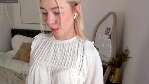 Snapshot of simonagerry chatting on October 22, 6:16 am SimonaGerry online show from October 22, 6:16 am