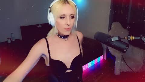 Ashleigh Mak online show from April 19, 9:50 pm