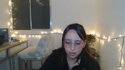 Snapshot of skarlet_adams chatting on January 29, 9:28 pm Alice online show from January 29, 9:28 pm