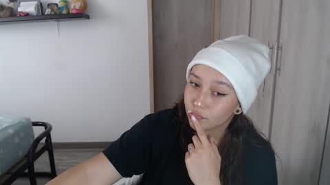 Snapshot of skarlet_adams chatting on January 9, 7:18 pm Alice online show from January 9, 7:18 pm