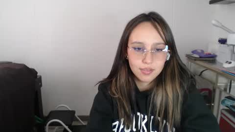 Snapshot of skarlet_adams chatting on March 6, 8:59 pm Alice online show from March 6, 8:59 pm