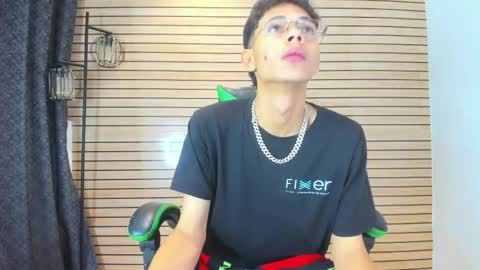 skiiny_boy online show from April 13, 10:08 am