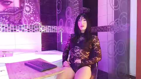 Small Hot19 online show from June 12, 9:08 am