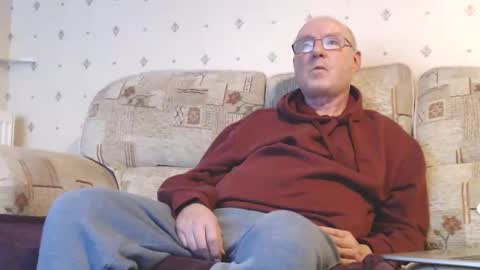 Snapshot of smallsteve562 chatting on December 2, 8:17 pm Steve online show from December 2, 8:17 pm