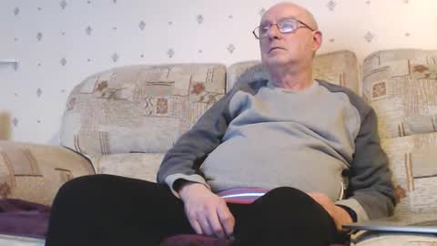 Snapshot of smallsteve562 chatting on December 30, 4:07 pm Steve online show from December 30, 4:07 pm