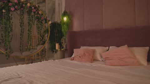 Mia online show from November 29, 10:45 am