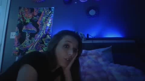 Snapshot of smokeingbitch420 chatting on October 9, 5:02 am love bug online show from October 9, 5:02 am