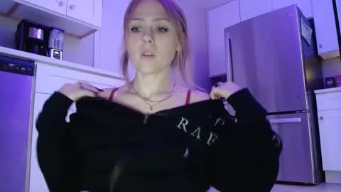 sneakyalicek online show from March 23, 8:25 pm