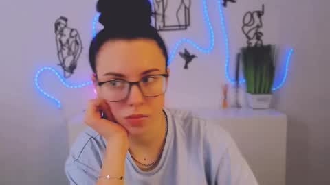 sofi_lonely online show from February 7, 8:17 am