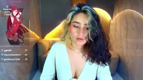 sofi_r_ online show from January 6, 5:28 pm