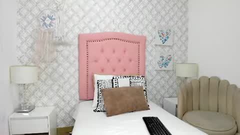 sofia_martinez9 online show from July 2, 7:19 pm