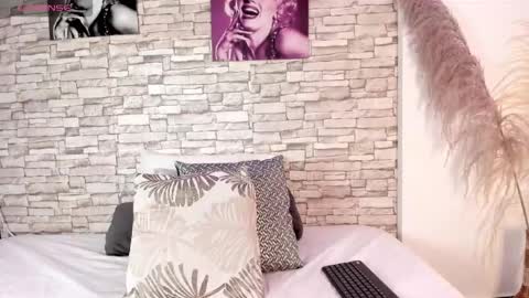 sofiaalarson online show from July 31, 1:23 pm