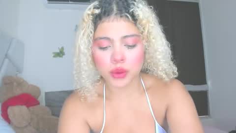 sofiacastillo01 online show from April 15, 6:22 pm
