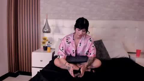 sofiathoompson online show from June 14, 8:44 pm
