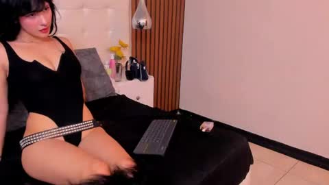 sofiathoompson online show from June 11, 12:32 am