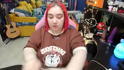 Snapshot of softie_sofy chatting on March 11, 6:52 am Sofie online show from March 11, 6:52 am