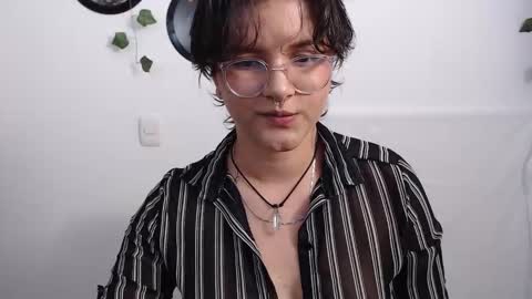 Snapshot of sophie_ross1 chatting on October 8, 12:51 am sophie_ross1 online show from October 8, 12:51 am