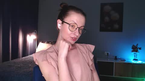 sophieleroux online show from December 14, 9:43 pm