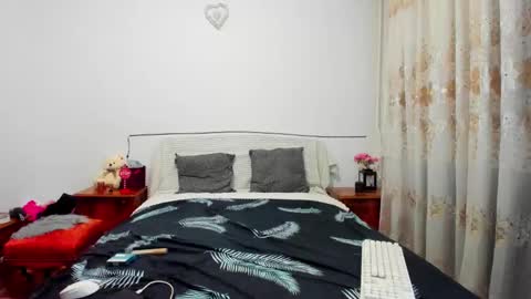 Snapshot of sophiesin__ chatting on December 11, 5:25 pm Sophie online show from December 11, 5:25 pm